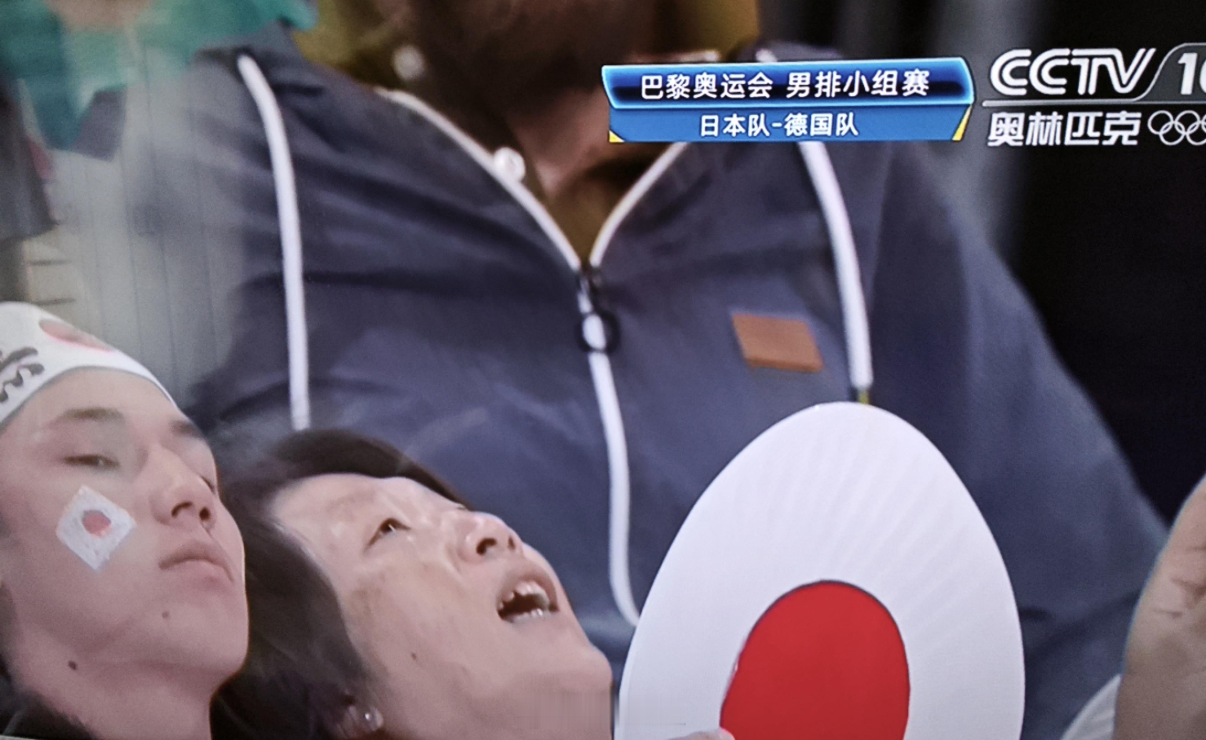 【今球讲】#奥运会# 德国男排保冷战胜了日本队，排球馆中线的五环怎么少一半呢[哼
