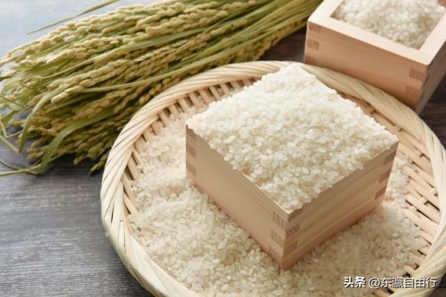 日本大米价格贵呀。
买的人少了，就供不应求了。
据说不少日本人已经把主食，换成小