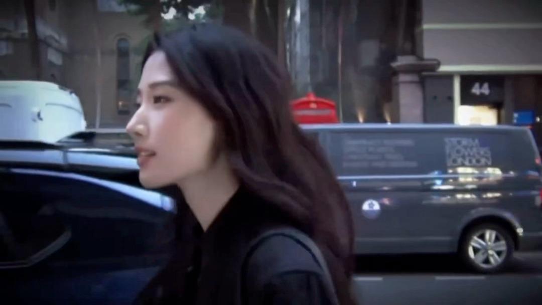 卢昱晓 伦敦腔调女卢昱晓身上自带那种独有的伦敦氛围感，不是单纯口音的加持，是一整