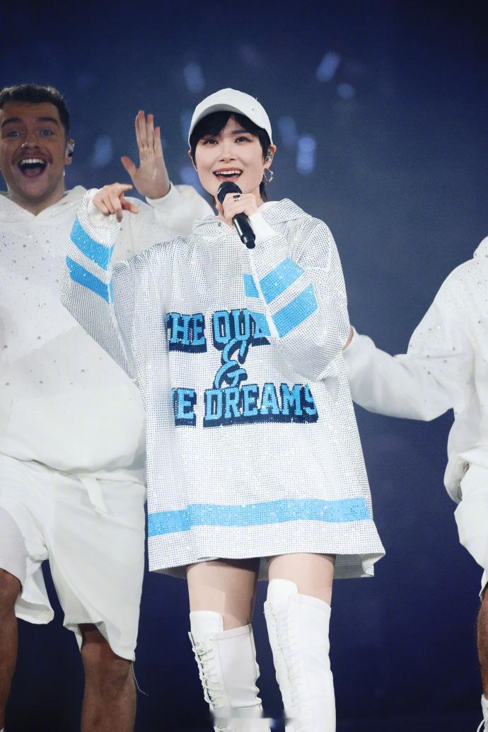 井柏然给李宇春演唱会送花篮井柏然给李宇春北京站送花篮 一整套花艺高级感满满，细节