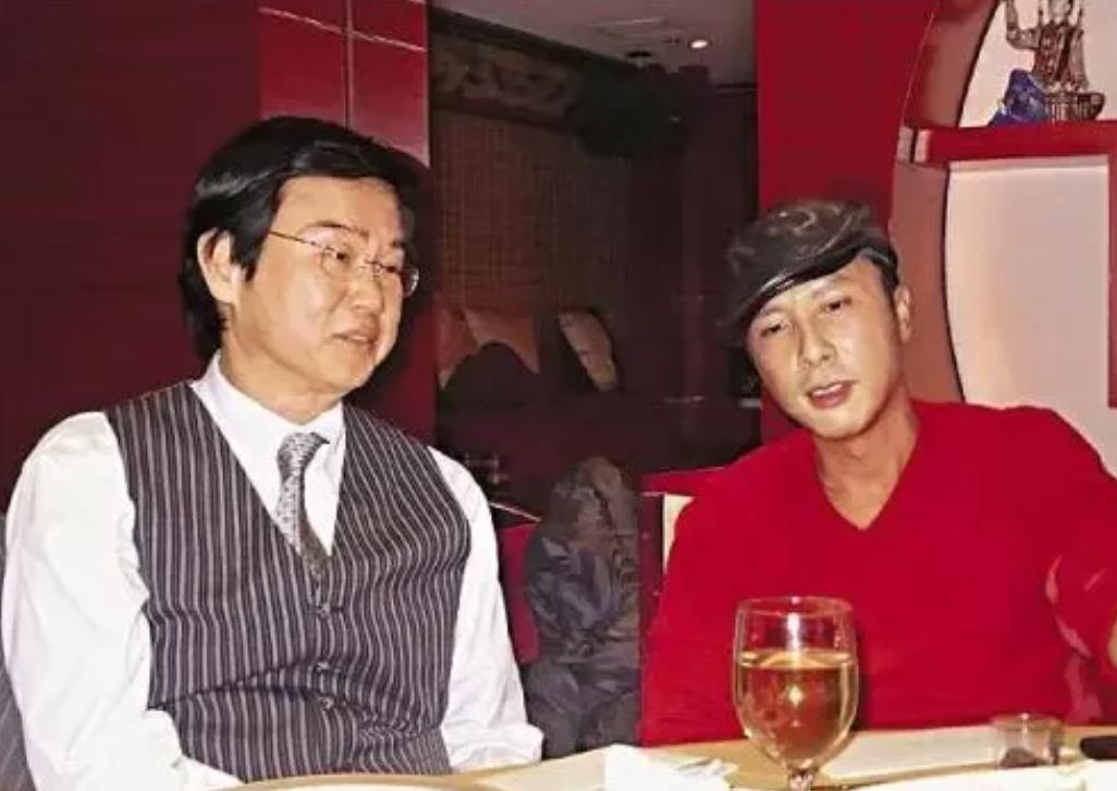 2008年，黄百鸣筹拍《叶问》时，他邀请李连杰出演叶问，可李连杰的片酬价格要1个
