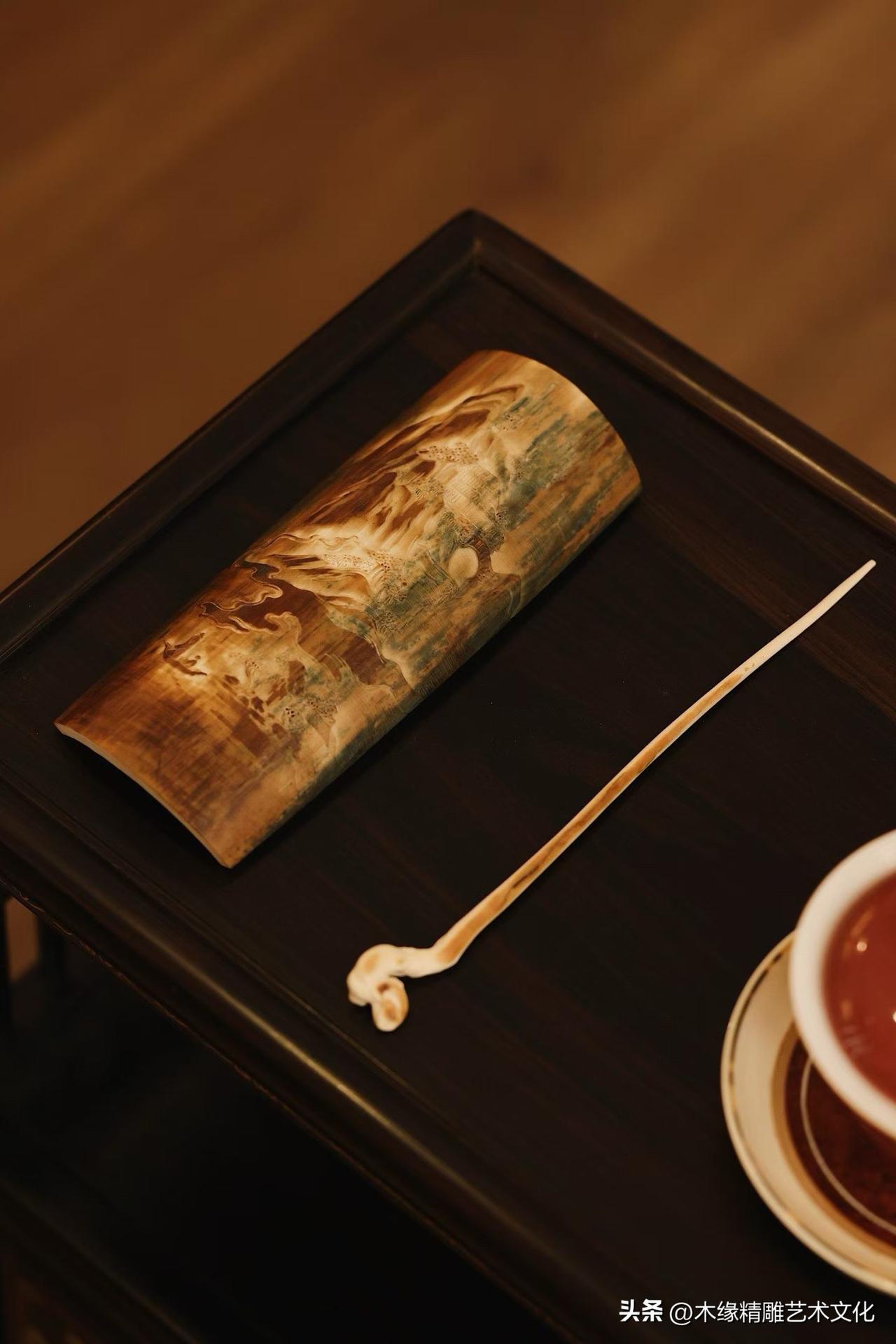 一叶扁舟入画，几分山水清趣便藏进了茶席之间。

猛犸雕成的“江舟访隐”茶则、茶拨