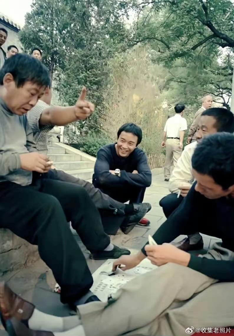 1998年，在北京公园看下棋的张国荣。