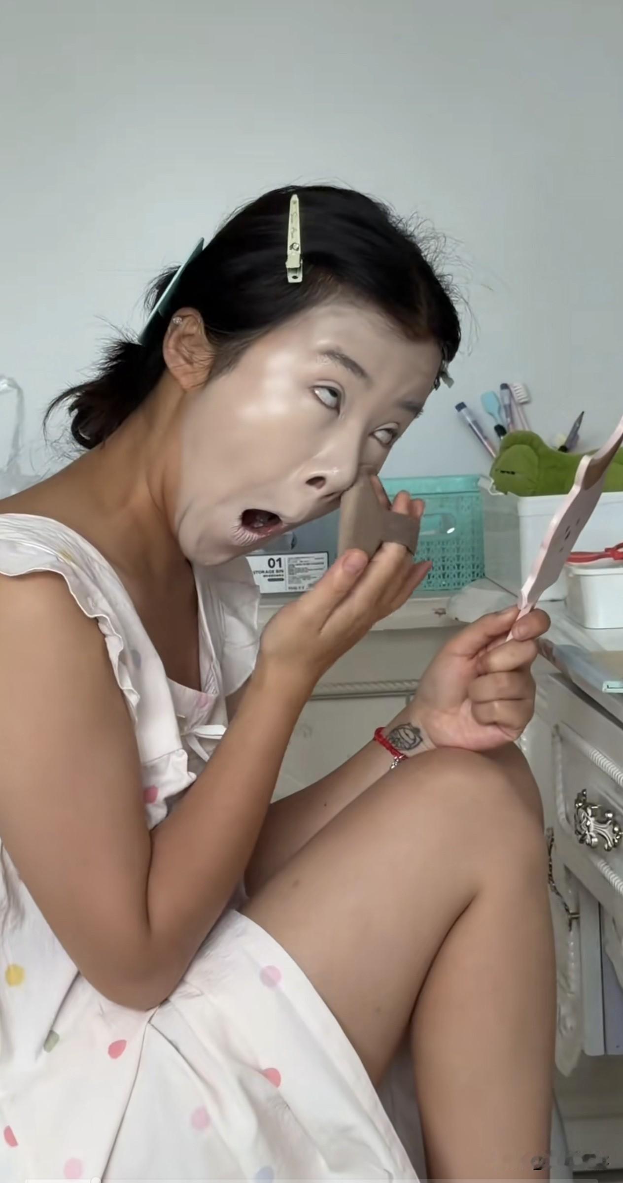 妈呀，吓死宝宝了，这妆化姥姥家去了！[石化][石化][石化]
    据说像这种