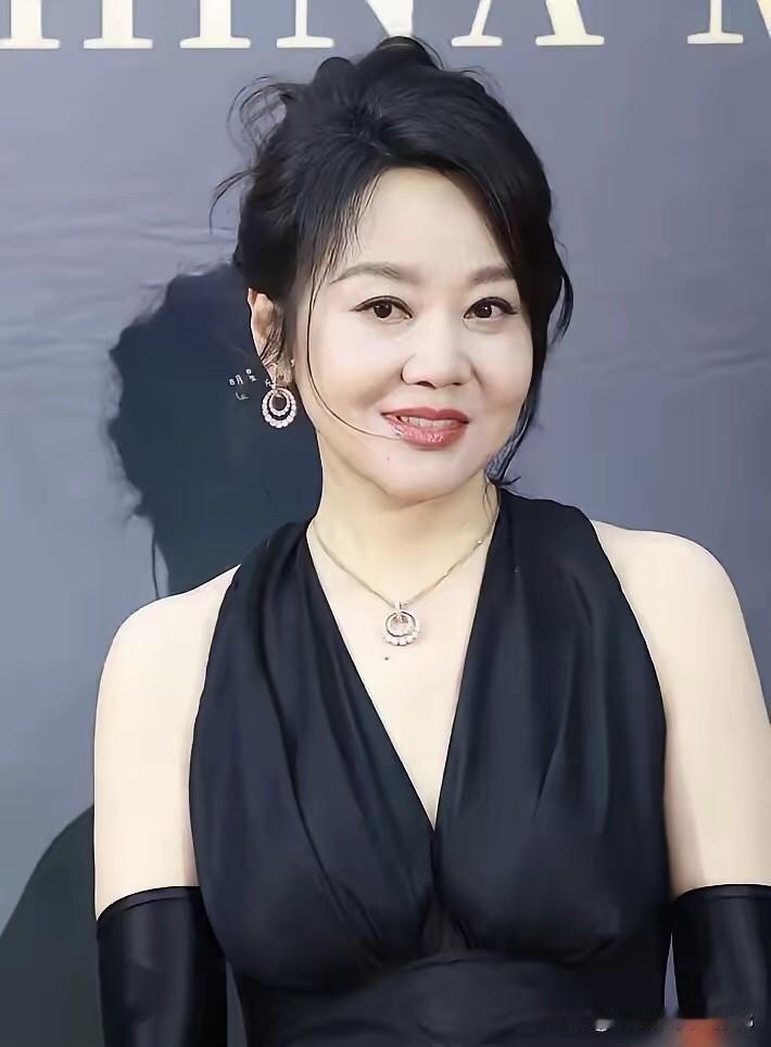 闫妮的皮肤松弛的比较多，但她保养的不错，身材没有垮掉，是这个年龄段里最有松弛感的