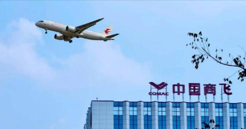 话说回来，咱们中国航空业算是把欧美适航证的刁难忍到了头！以前为了拿到这张所谓的“