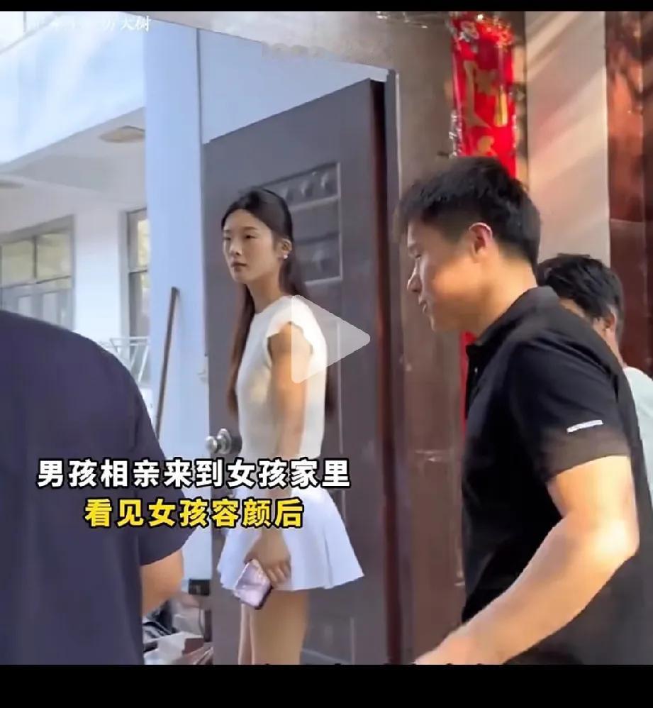 男孩相亲见到女孩容颜后转身离开

因为太漂亮，感觉配不上她

一生清贫怎敢入繁华