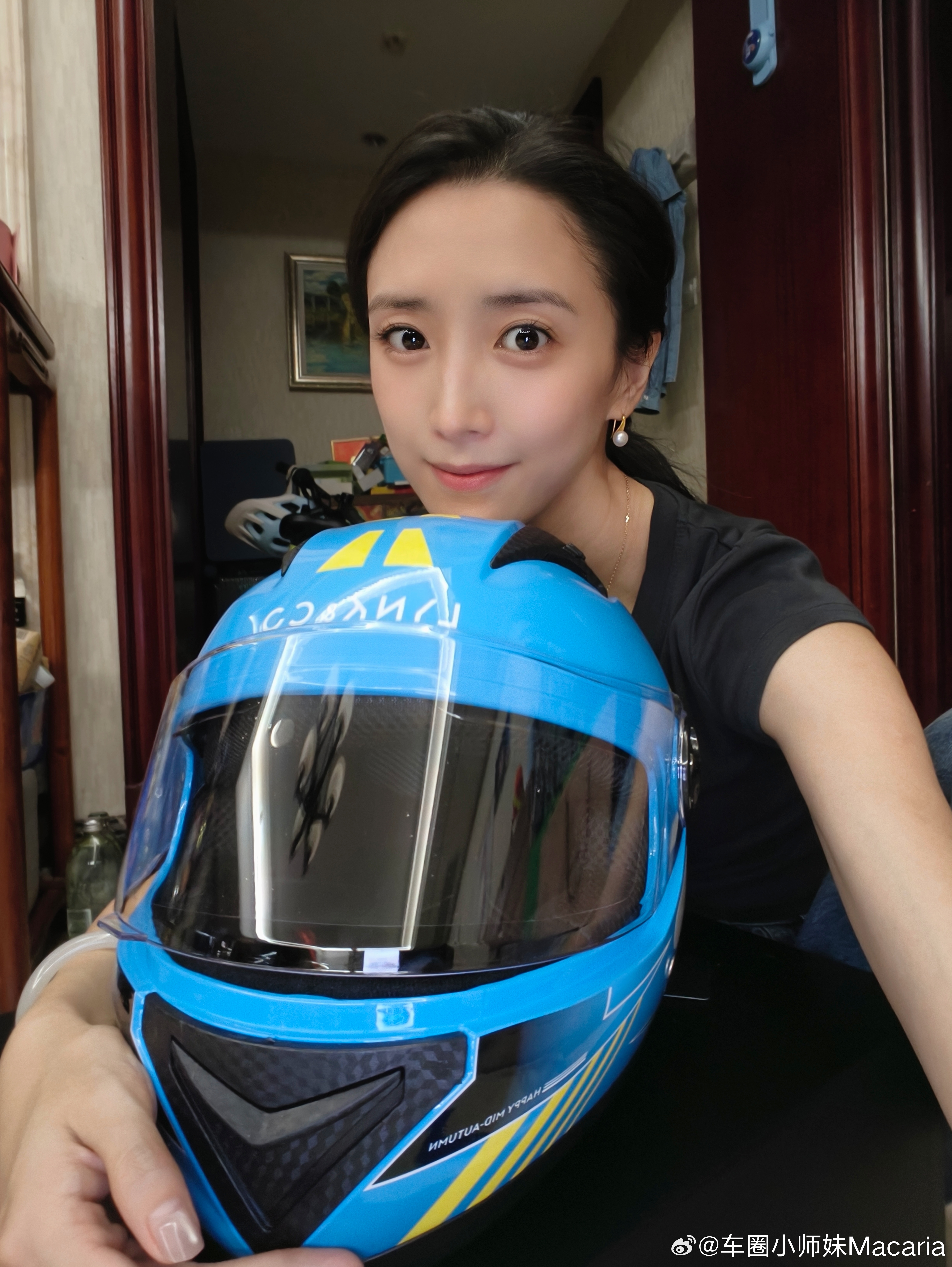 收到了各个品牌的中秋礼物，感恩大家呀，但是晚上开箱到了一个头盔，惊喜到了，看来今
