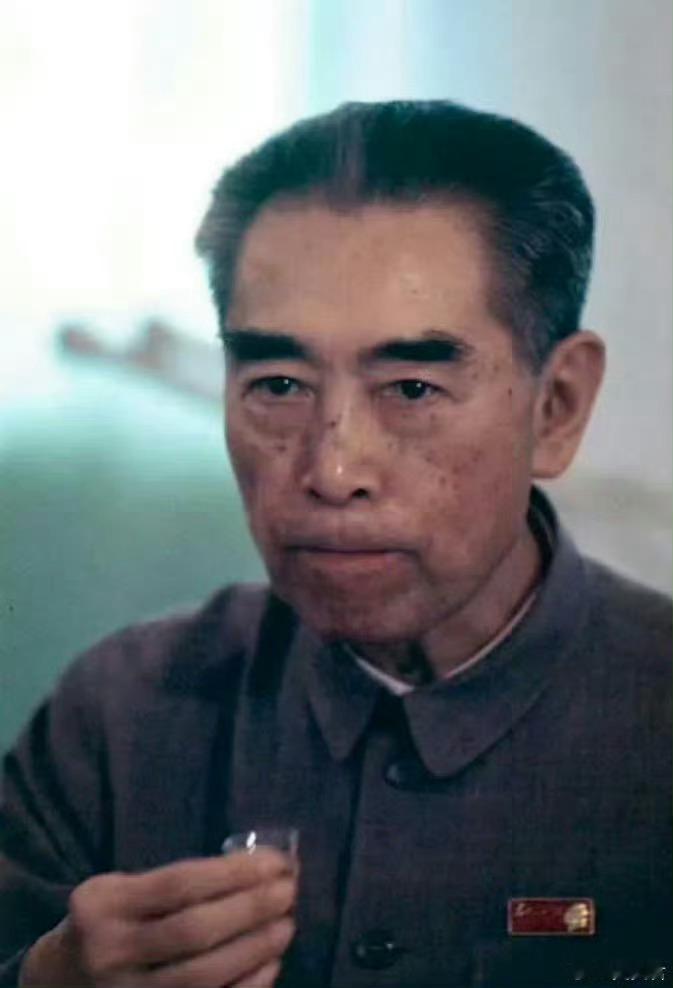 上世纪七十年代，北京。总理晚年在接待外宾，一口浊酒入喉，他眼中满是坚定。这是一个