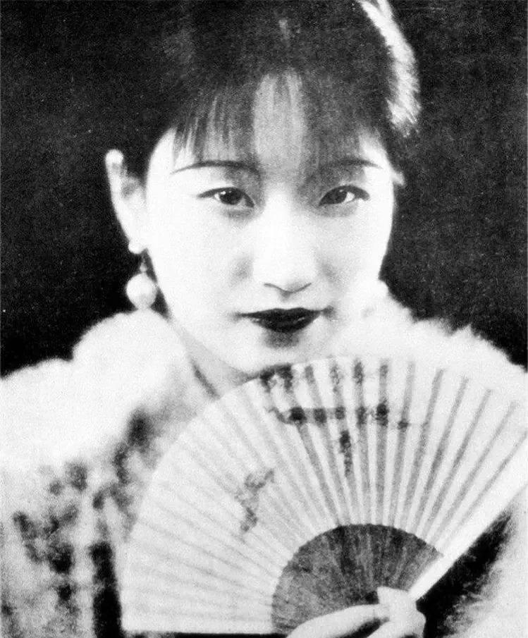 1965年，昏睡中的陆小曼，竟然拔掉了自己的氧气管。突然，她用虚弱的声音对好友赵