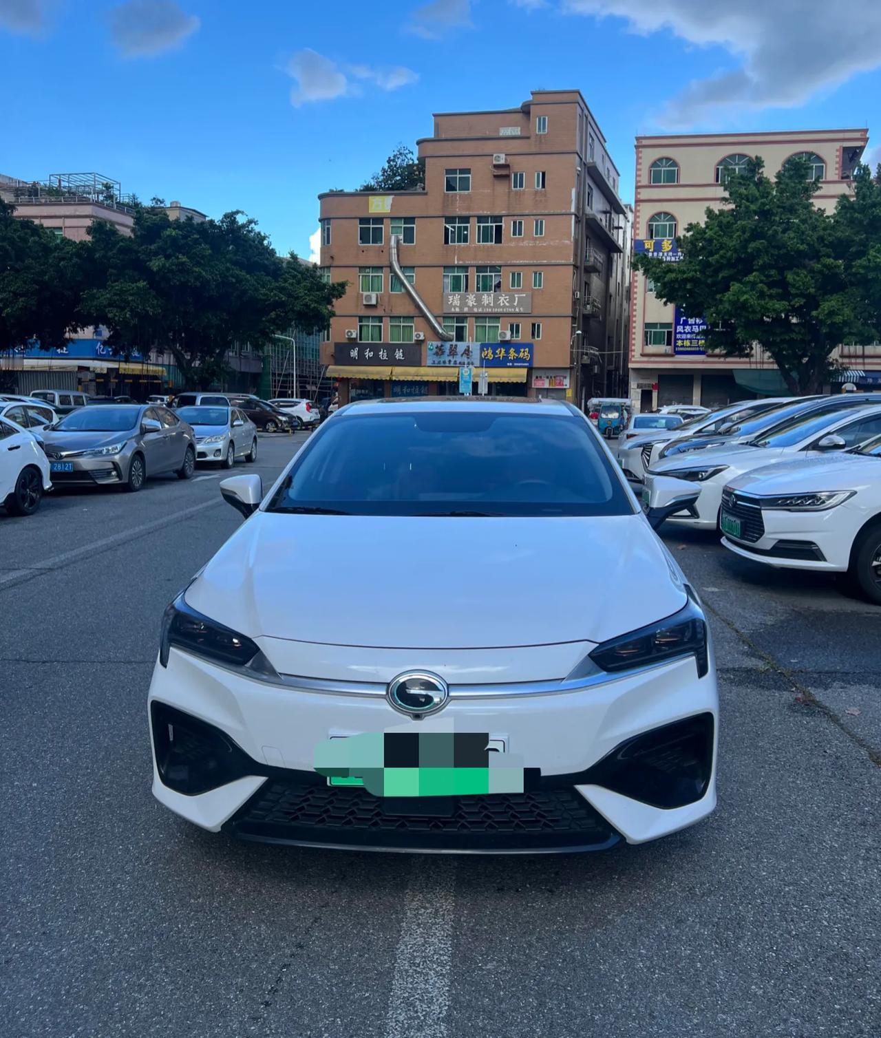 为什么大家宁愿在路边等网约车，也不愿意直接叫在路边的出租车呢？

我每次回家都要