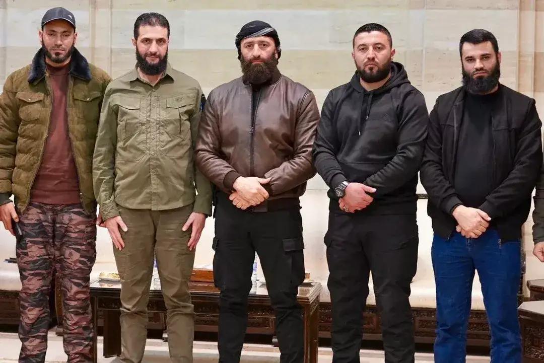 朱拉尼是亲自砍人头的伊拉克基地分子出身，还当过叙利亚基地头子，血债累累。
可是他