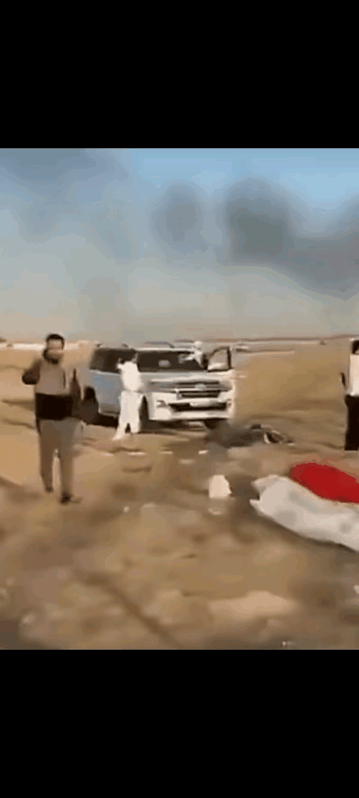 美F-15E飞行员落地遇围堵 当场跪地
 
美军飞行员弹射后跪地示好。
 
3月