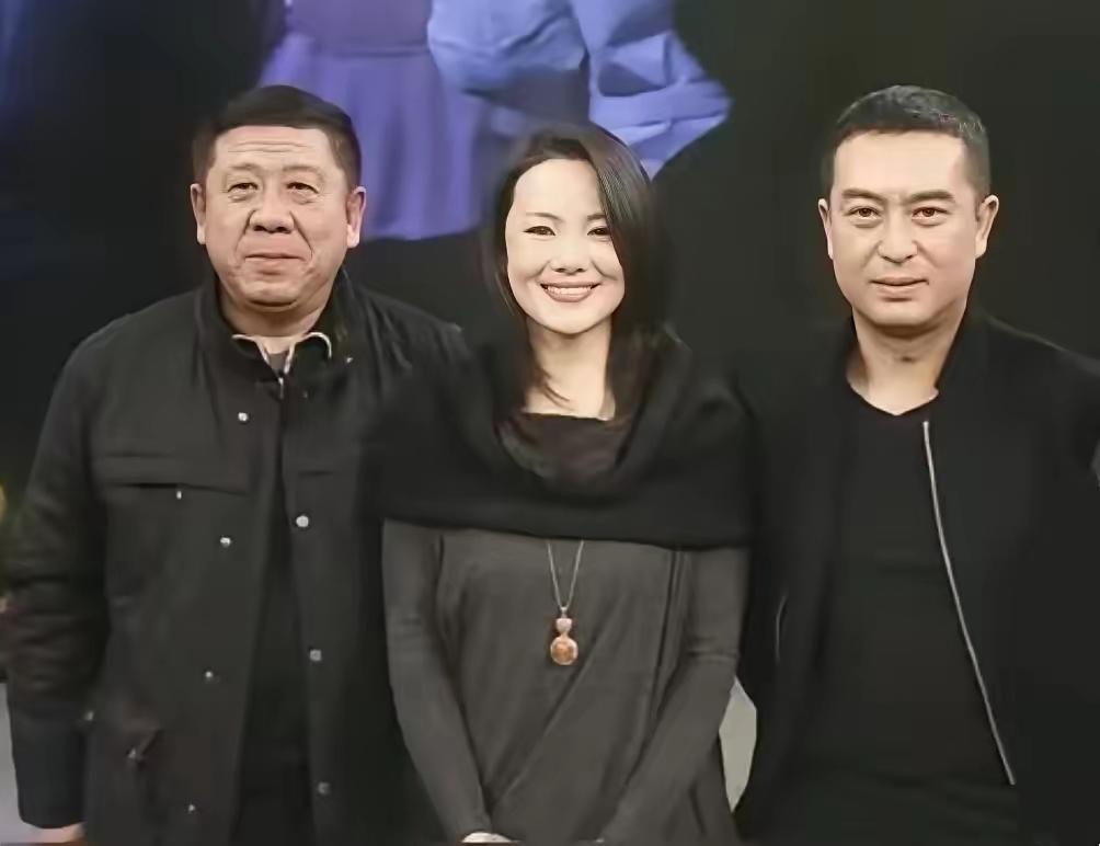 中间这位漂亮端庄的美女是谁？