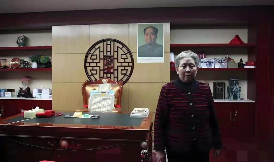 看"老干妈"的办公室就知道是个有格局的企业家！你看看她崇拜的是谁。有人说用AI代