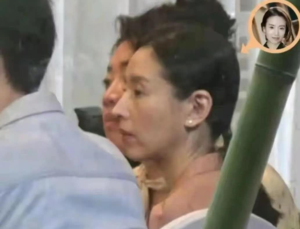 她带着岁月的痕迹，现如今，已是默默无闻。曾经的辉煌，如今已成过眼云烟。她，那个当
