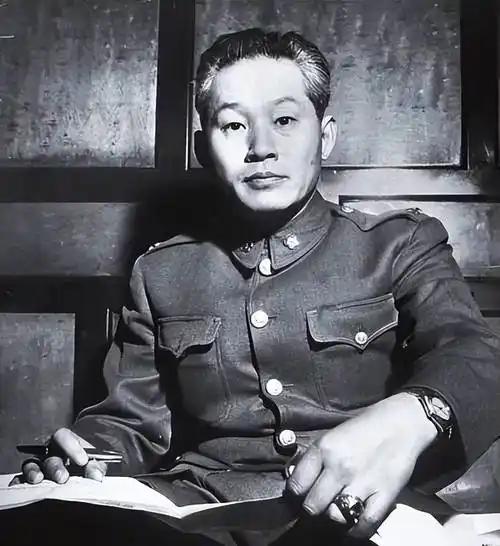 1951年，孙立人脱了衣服上床睡觉，习惯性搂住老婆，却发现手感不太对，他一怔，随