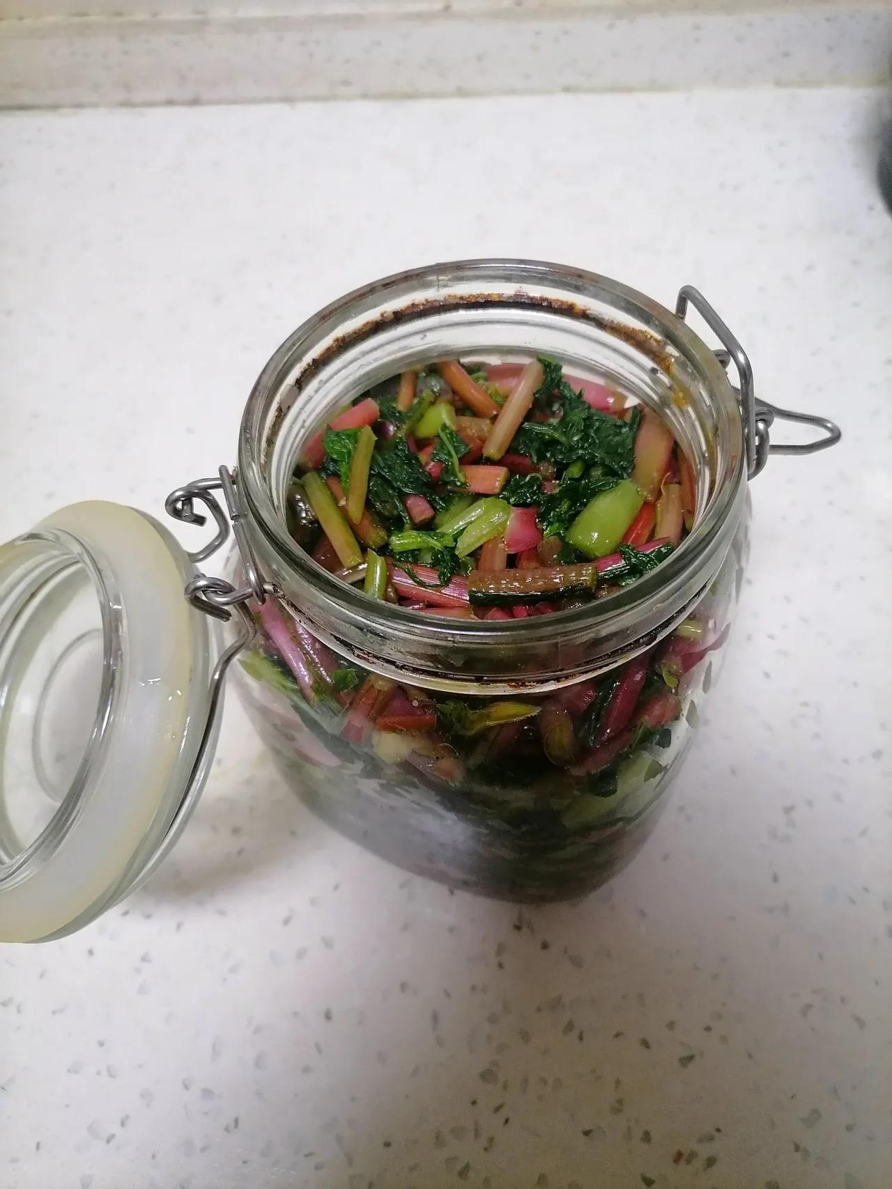 前天从老家带来的红萝卜，把萝卜菜洗净晾干后，今天把萝卜菜制成了咸菜。
这个萝卜咸
