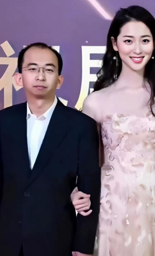 简直是一朵鲜花插在了牛粪上，2022年坐拥10亿身家的最丑男星巨兴茂，和大美女孟