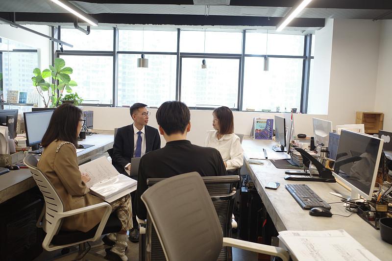 北大硕士年薪被砍5万，企业一句“本科不是北大”就变卦了？

最近刷到个事儿，心里