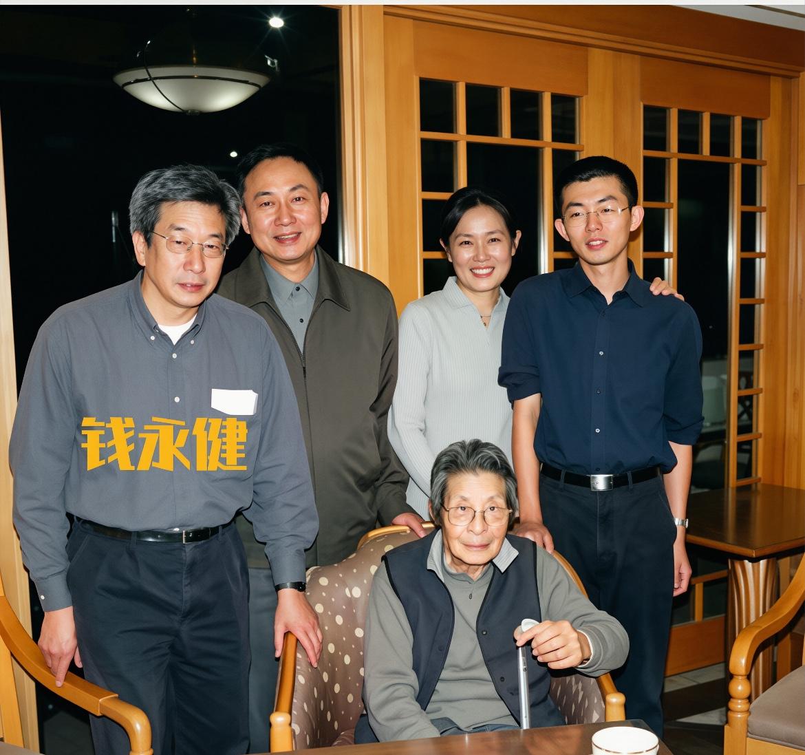 2004年，钱永健陪着母亲李懿颖回到中国探亲寻根，这也是他成年之后唯一一次来到中