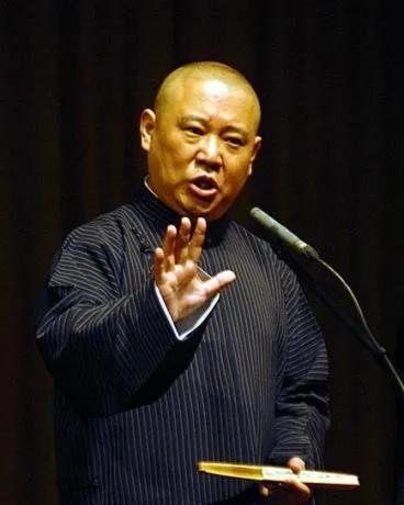 半生江湖，起于草根，郭德纲把相声带回小剧场、还给老百姓，功不可没，争议相伴，功过
