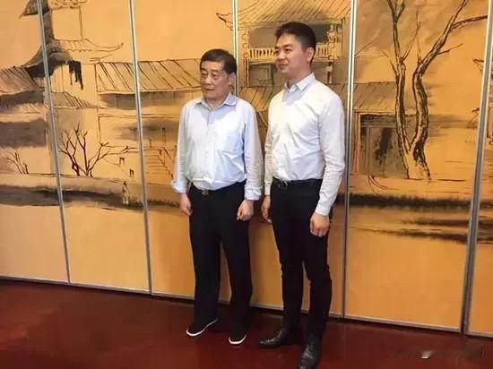 宗庆后很喜欢穿布鞋，喜欢到什么程度呢，几乎不分场合都会看到他穿，出门穿，重要活动