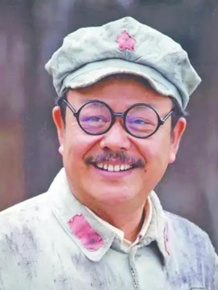 90年代，王健饰演任弼时时意外遇到任弼时妹妹，任培晨感慨：哥哥，许久未见！
19