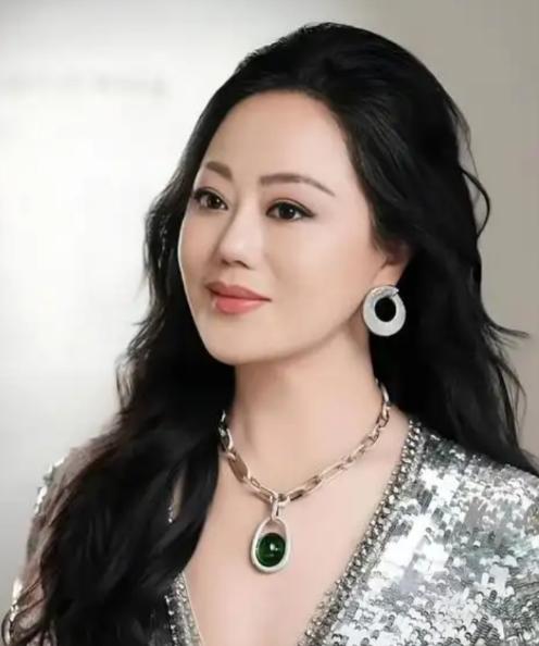 每到傍晚五六点，不少大学城校门两侧的非机动车道，总会齐刷刷停一排宝马、奔驰、保时