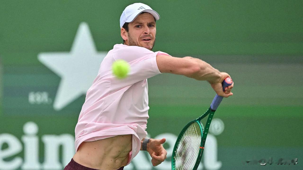 🎾🎾胡尔卡奇6-4/6-3战胜德约科维奇，晋级到上海大师赛第三轮。他终于在德