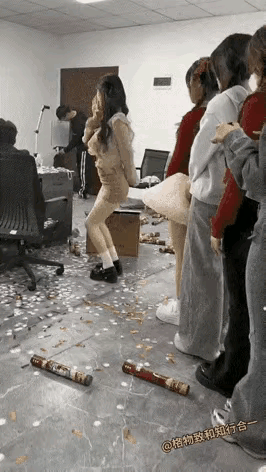 这是干什么呢？选拔主播吗？这样杂乱无章的环境，那个男子还在吃饭，能有什么档次。