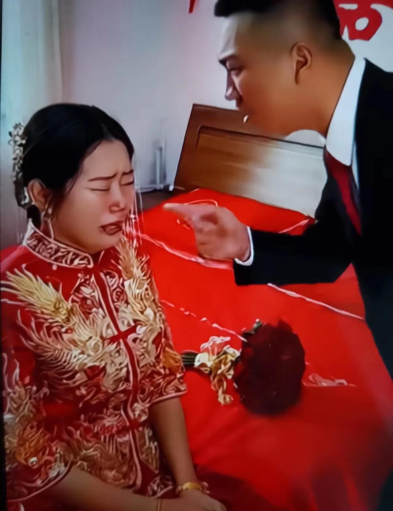 婚礼刚落幕，新郎就急不可耐问新娘彩礼带回多少。结果新娘哭着说一分没带，40万彩礼