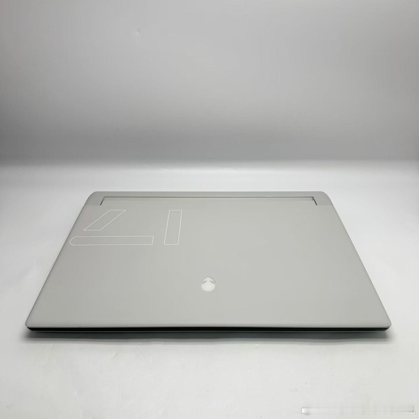 外星人 x17 R1  17.2英寸  i7-11800H八核处理器 32G运行