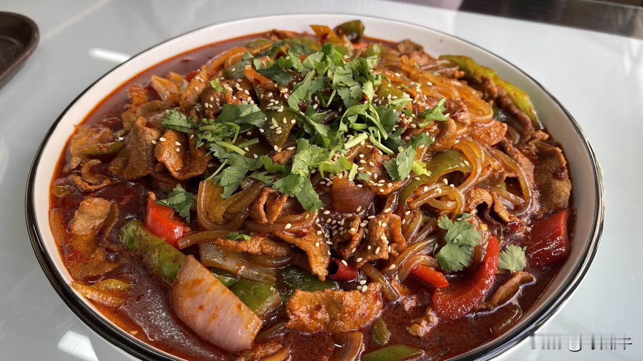 是不是西北人，都喜欢吃炒肉片！
如果从陕西境内312国道边，一路直上甘肃，宁夏一