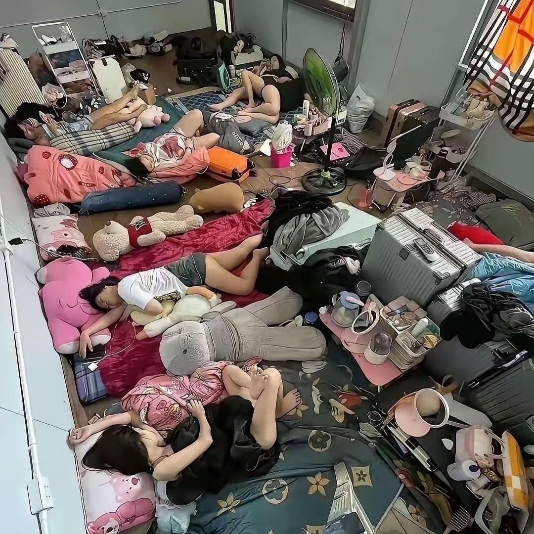 房租三千十几个人分摊，看完心里五味杂陈
 
一屋子年轻人直接打地铺睡觉，场面看着