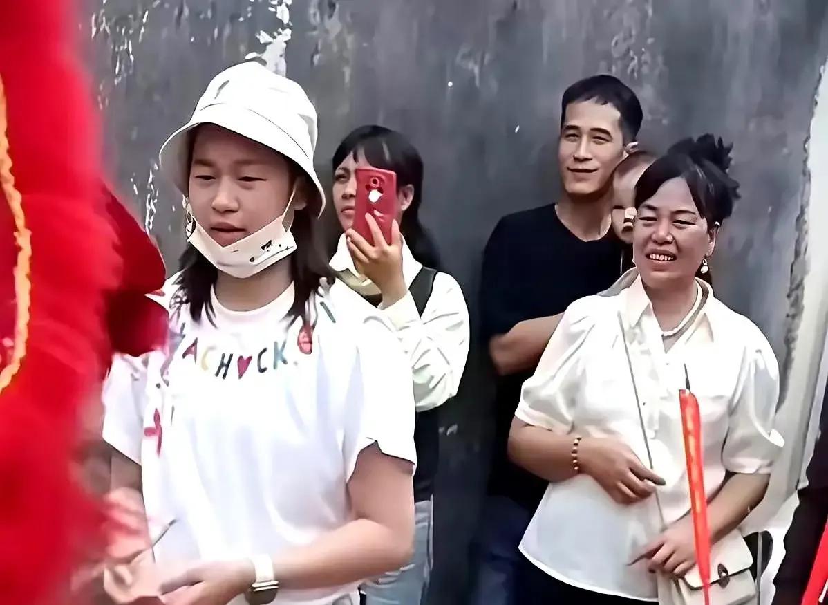 绿珠项链玉镯金链精气神十足，全红婵的妈妈穿得很精神

而她旁边那个戴着墨镜、微微