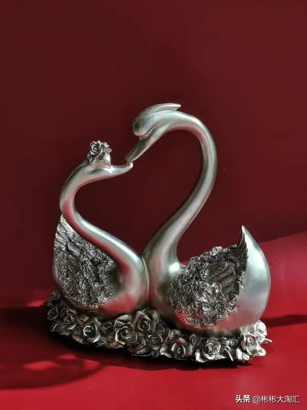 维系婚姻长久，古人的智慧和现代的策略都值得借鉴。
古代夫妻讲究相敬如宾，对外给足