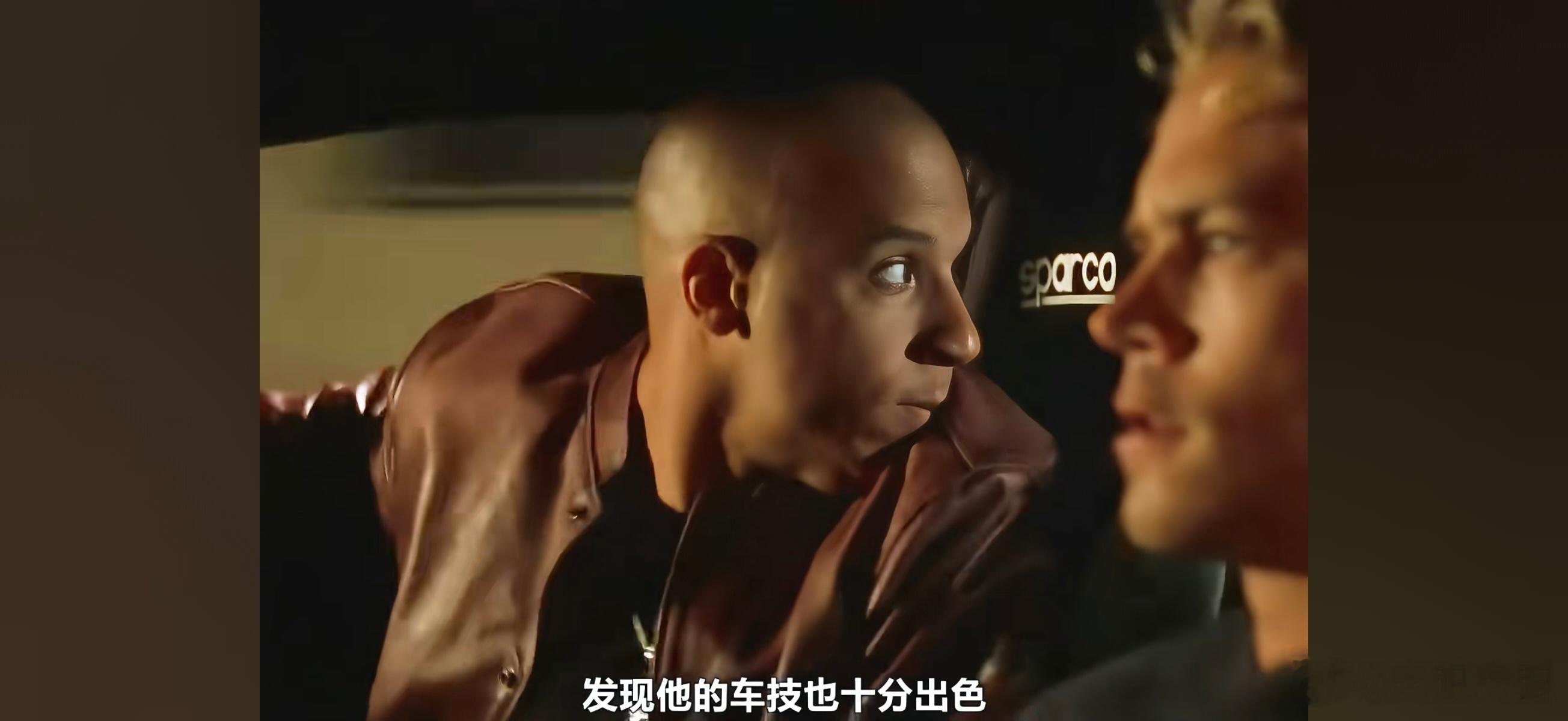以前看《速度与激情》第一部没发现的一个BUG…保罗一开始开日蚀和老范跑直线，两管