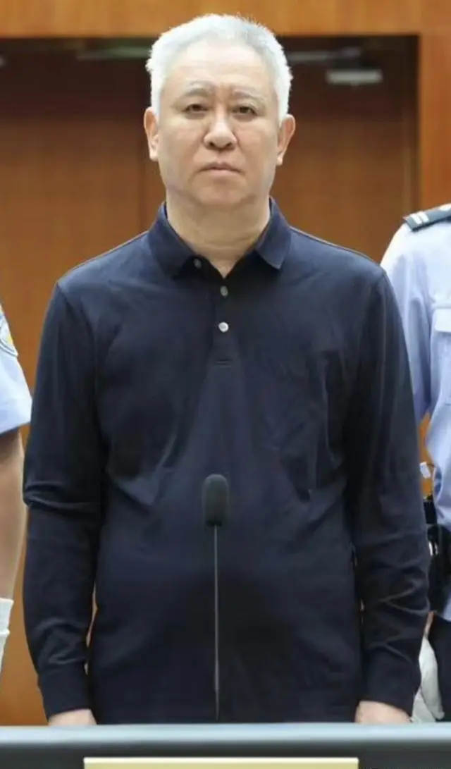 许家印68岁白发满头却没瘦，他笑不出来儿子也判了有期广东深圳中级人民法院对许家印