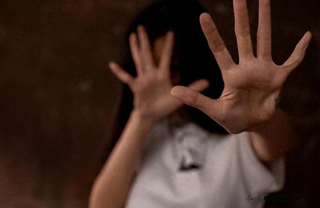 2016年，甘肃省天水市16岁初中女生小红(化名)在校外寄宿时，被一名50多岁的