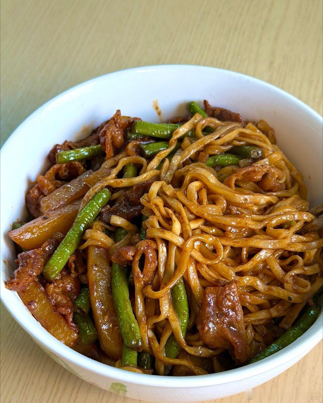 中午吃豆角焖面，吃撑了😁 