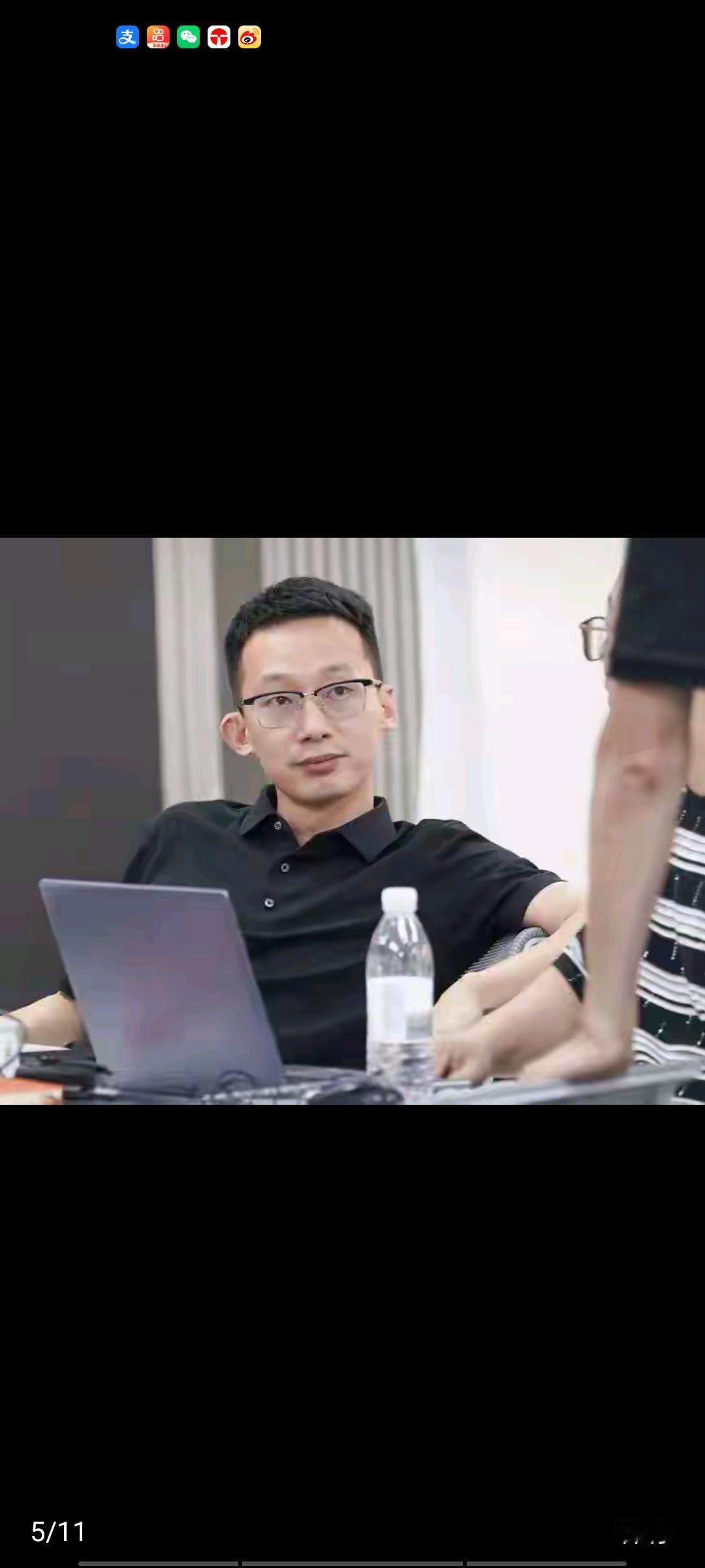 一位刚毕业的大学生，不愿在自家公司发展，托人进入了国企，被安排到销售部门。没想到