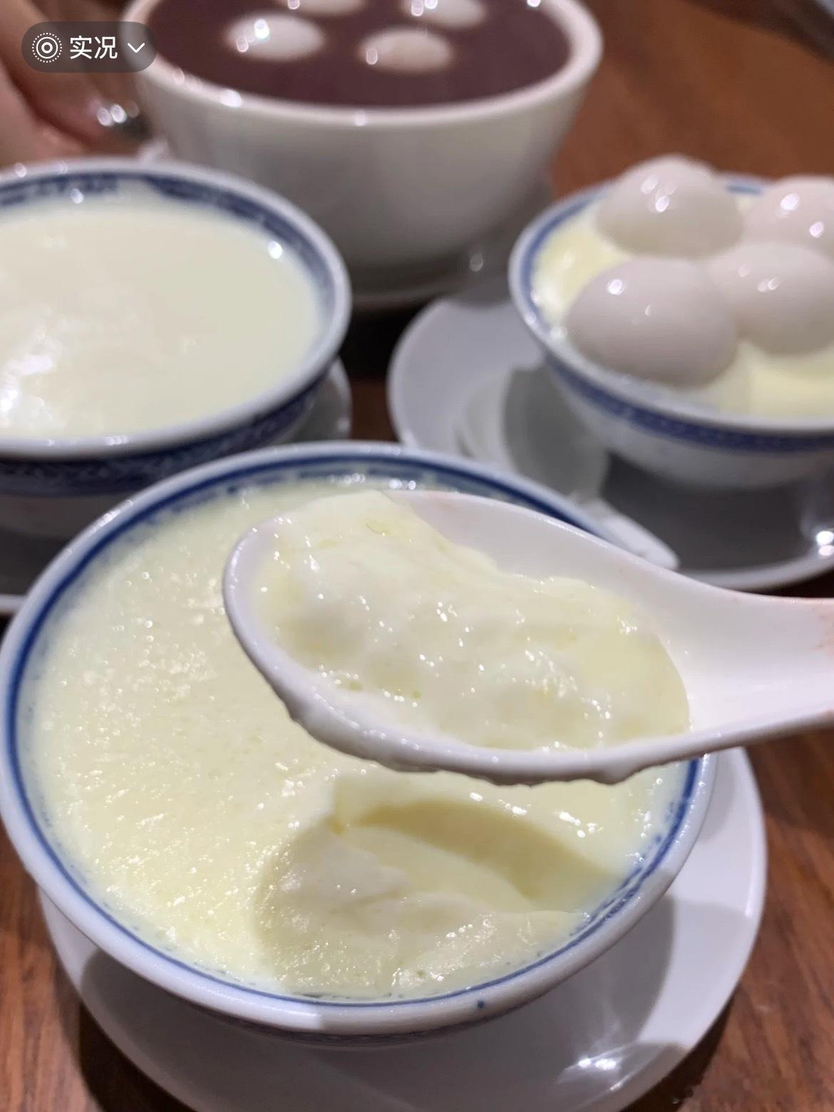 顺德双皮奶の甜蜜暴击🥛，水牛奶结出两层奶皮，勺尖戳破的瞬间DuangDuang