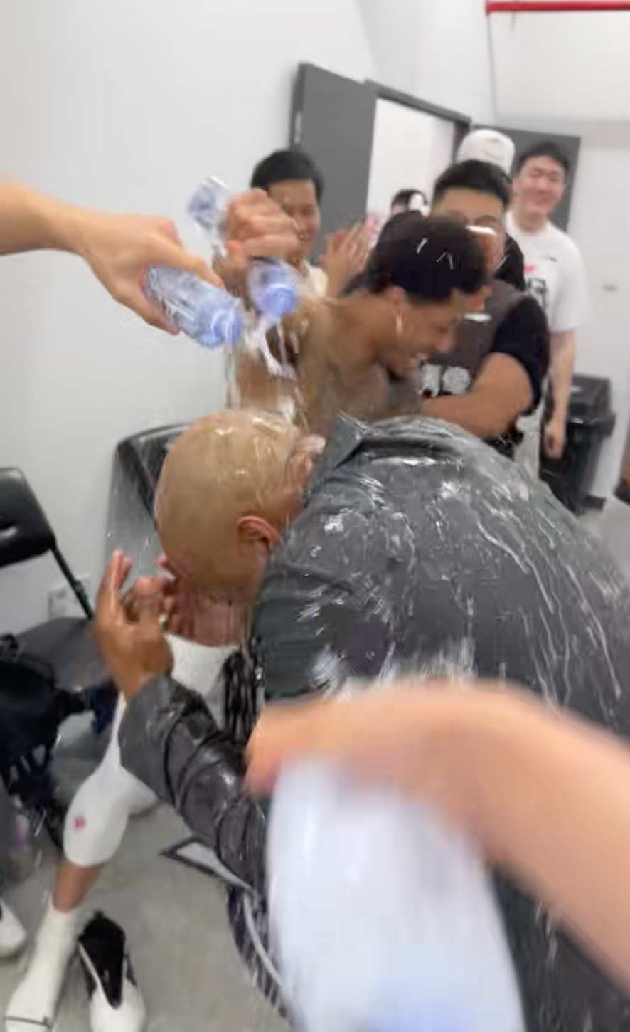 压哨！广州龙狮时隔728天重返季后赛，更衣室他们向主帅米切尔泼水庆祝！cba