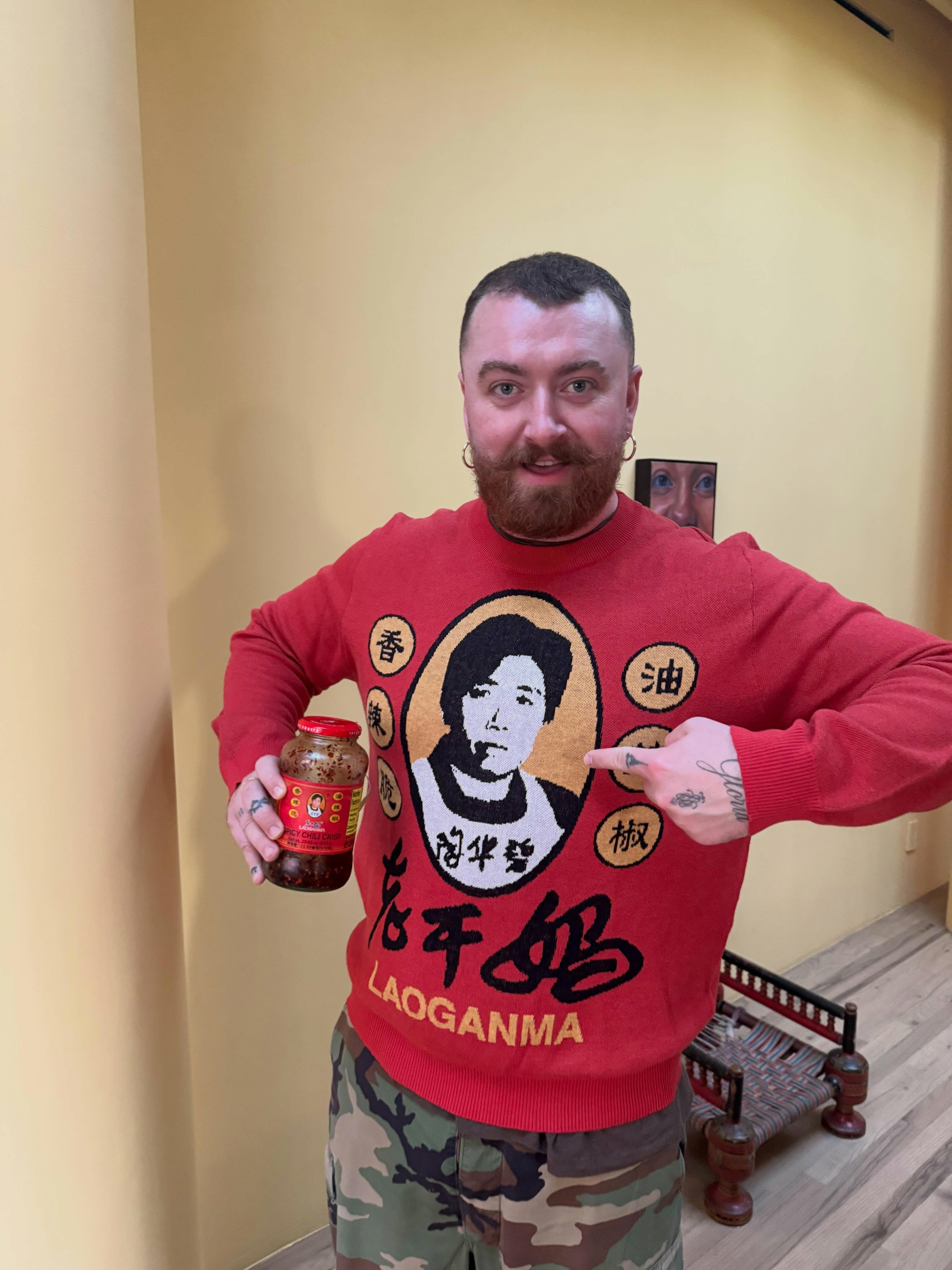 笑爆！骚姆Sam Smith把老干妈做成卫衣穿在身上了！哈哈哈哈~~~不愧是老干