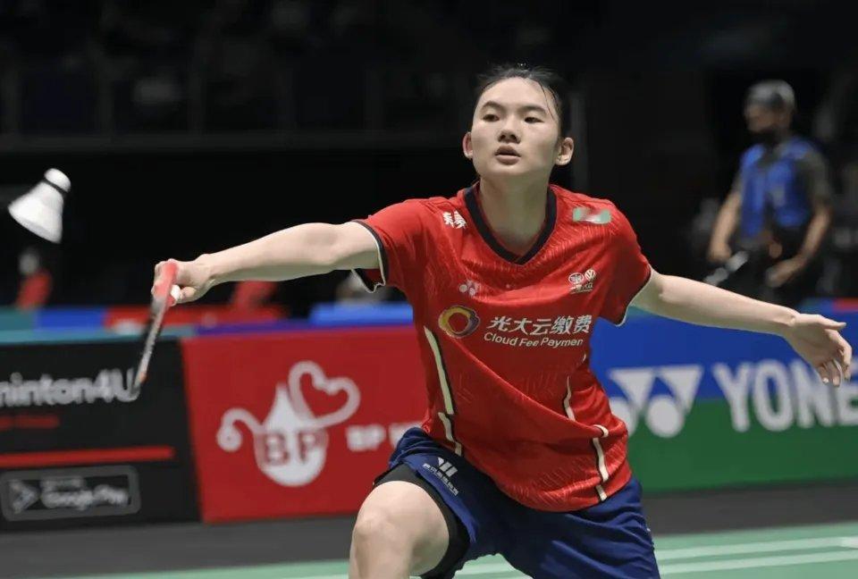2026羽毛球世锦赛中国选手韩悦以2比1击败韩国选手金佳恩，成功晋级八强，表现出