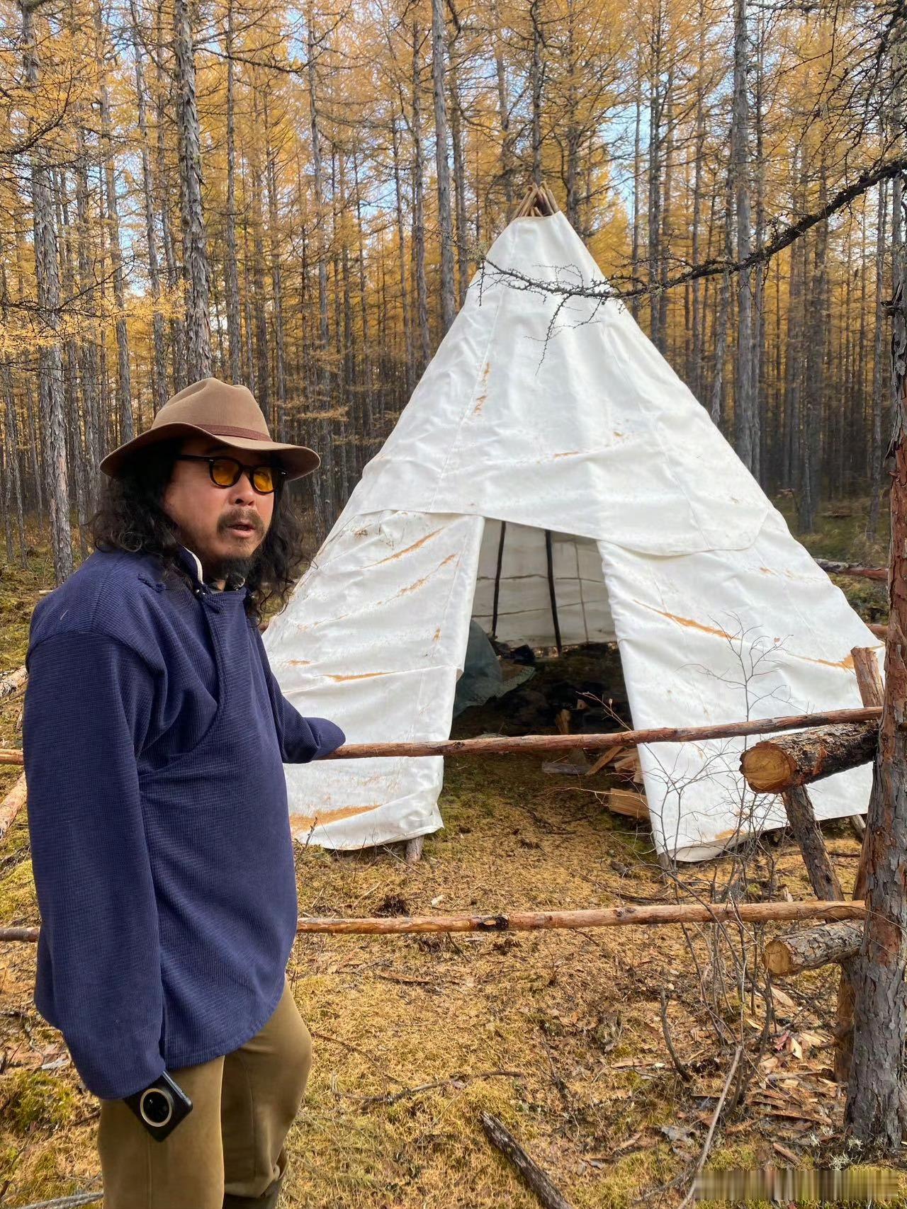 顾桃也许是中国最野的纪录片导演 在森林里，顾桃先放下了摄影机。他跟鄂温克人一起砍