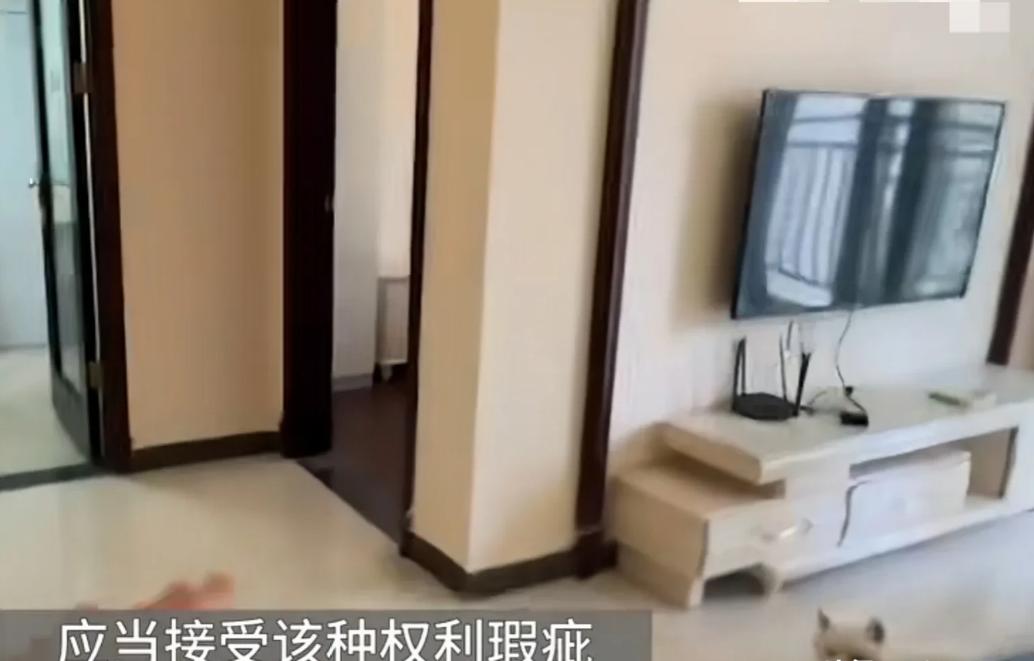 重庆，一男子用48万元买到了一套法拍房，在整理好各种手续后，他高高兴兴的准备入住
