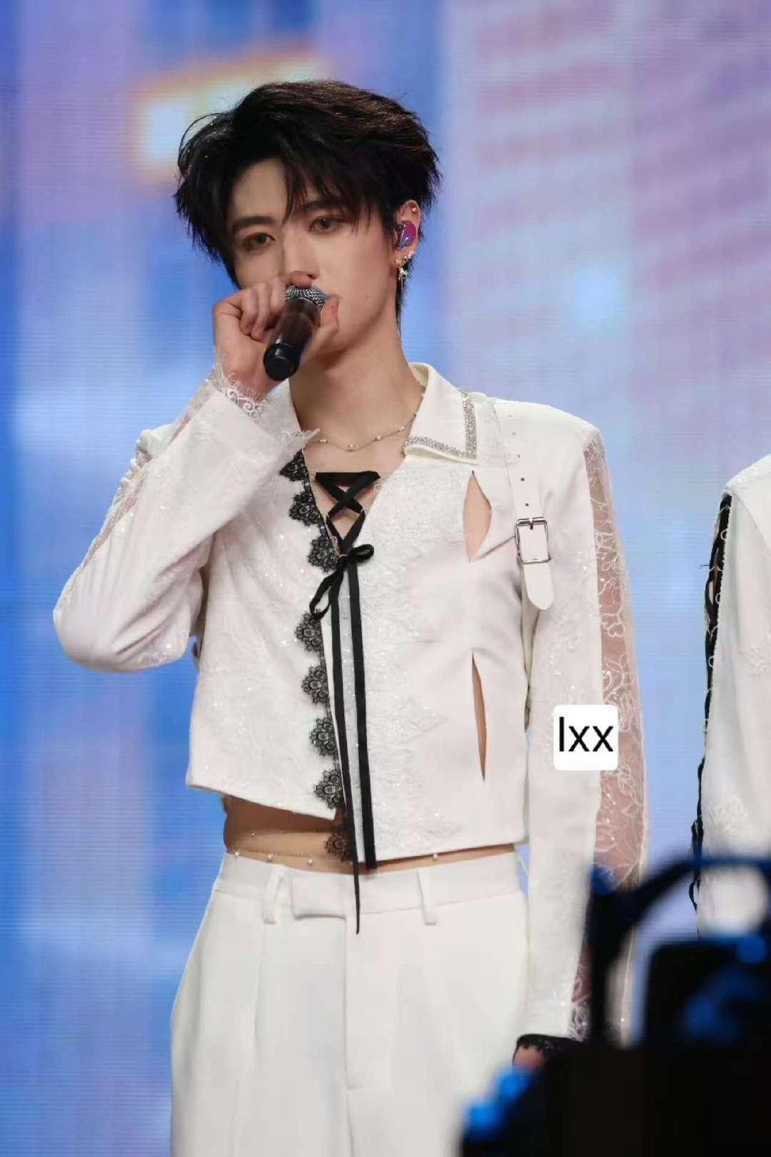 朱志鑫这个腰 朱志鑫戴腰链 朱志鑫这个腰啊啊啊啊 