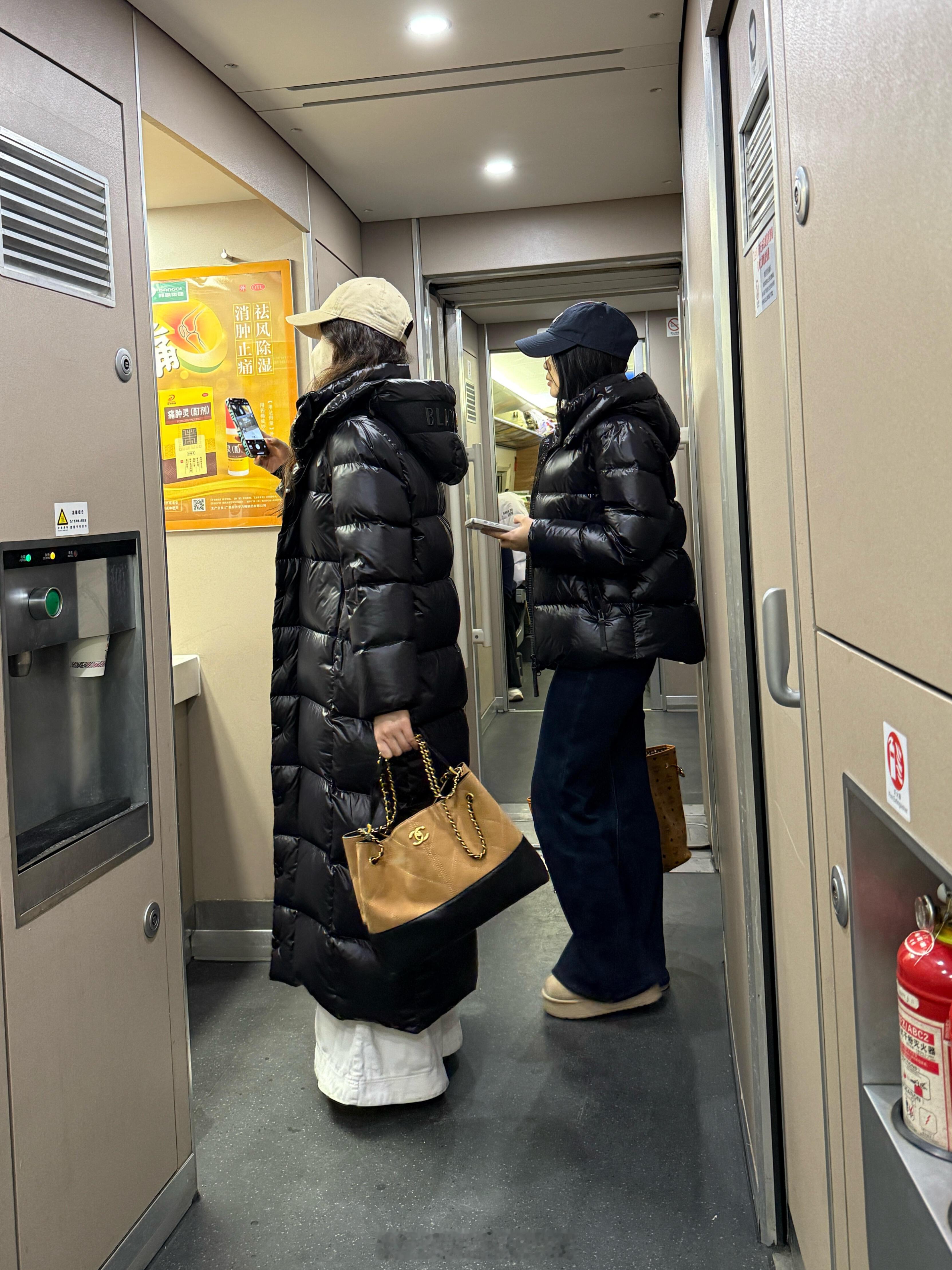 高铁上看到的，我的梦中情羽绒服！之前就想试试这种黑金款的羽绒服但是怕显得廉价，今